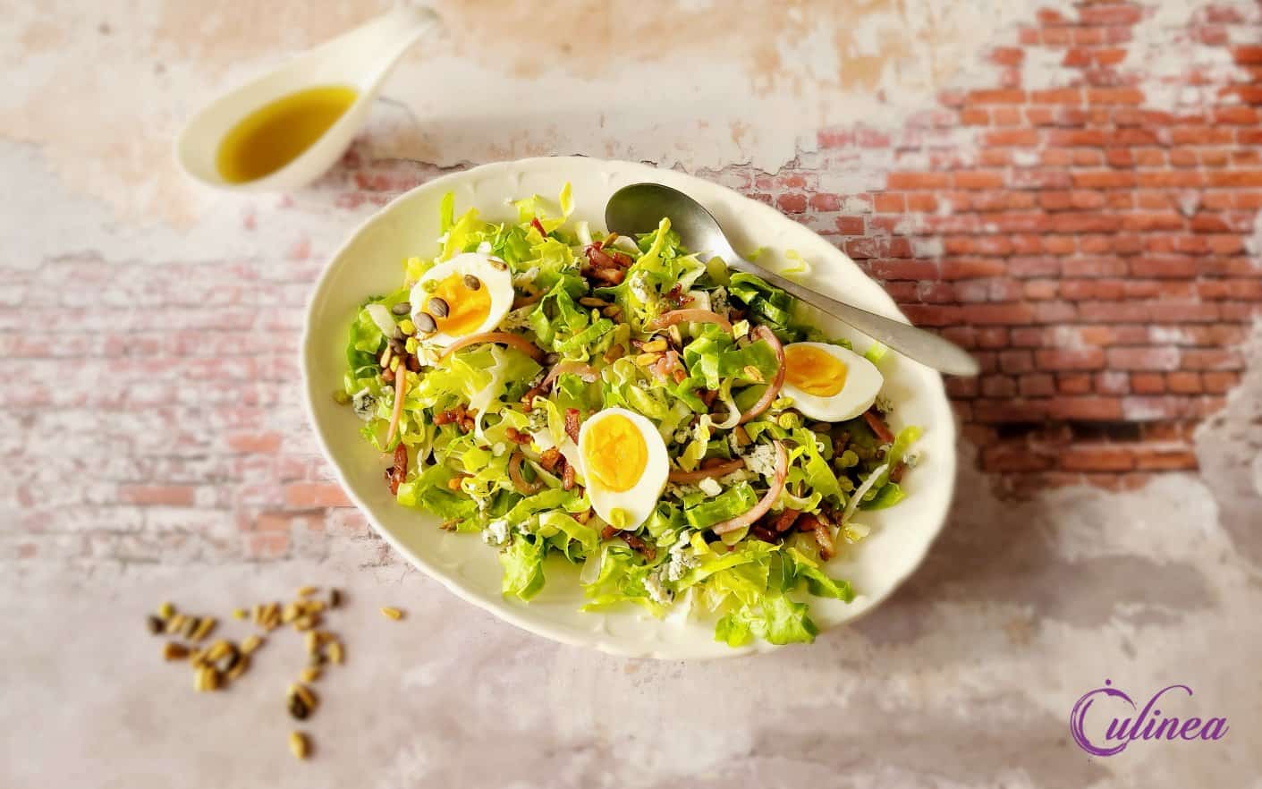 Andijviesalade met spekjes, ei en blauwe kaas