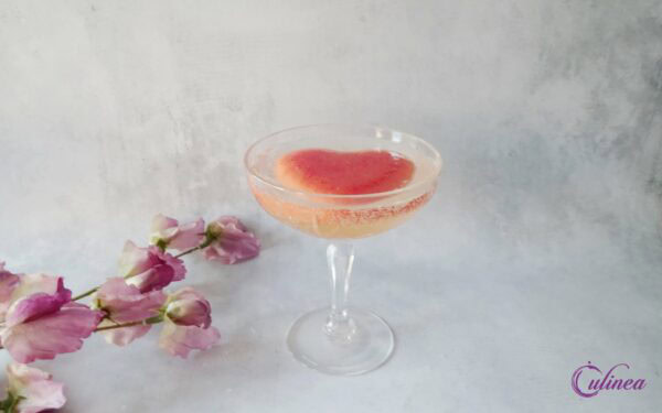 Champagne met hartvormig aardbeienijs