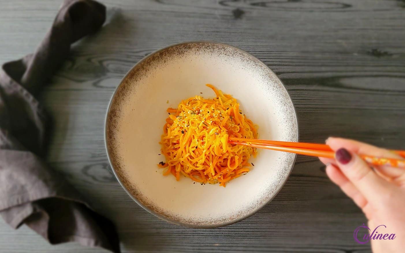 Oranje noedels met wortel