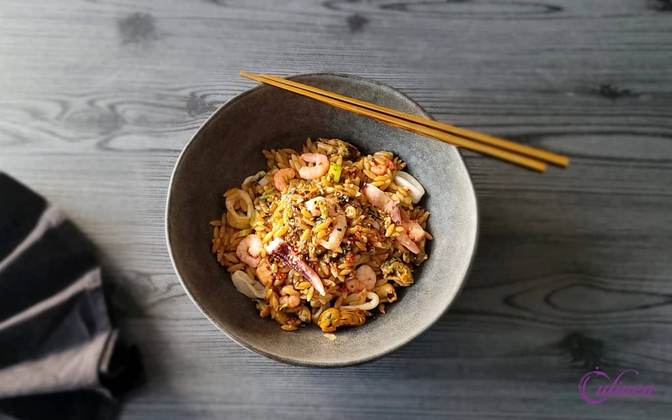 Orzo met zeevruchten in zwarte bonensaus