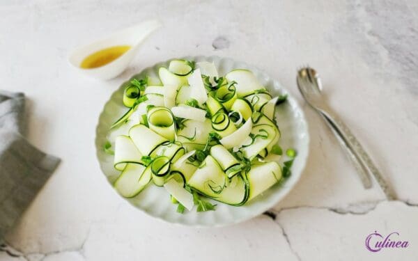 Salade van courgettelinten