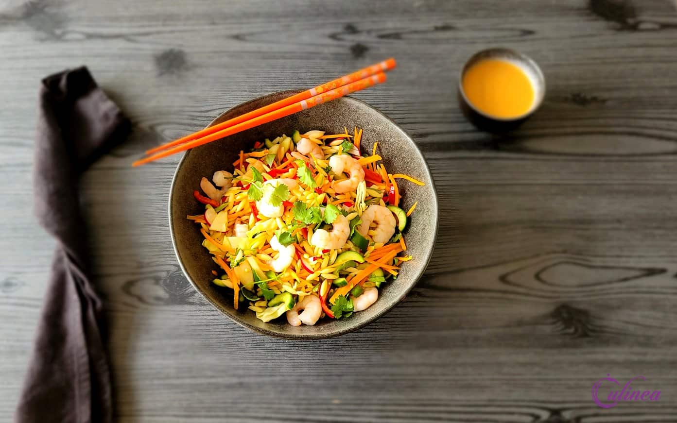 Aziatisch orzo salade met garnalen en pindasaus
