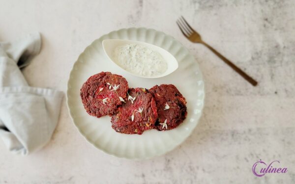 Bieten fritters met yoghurtsaus