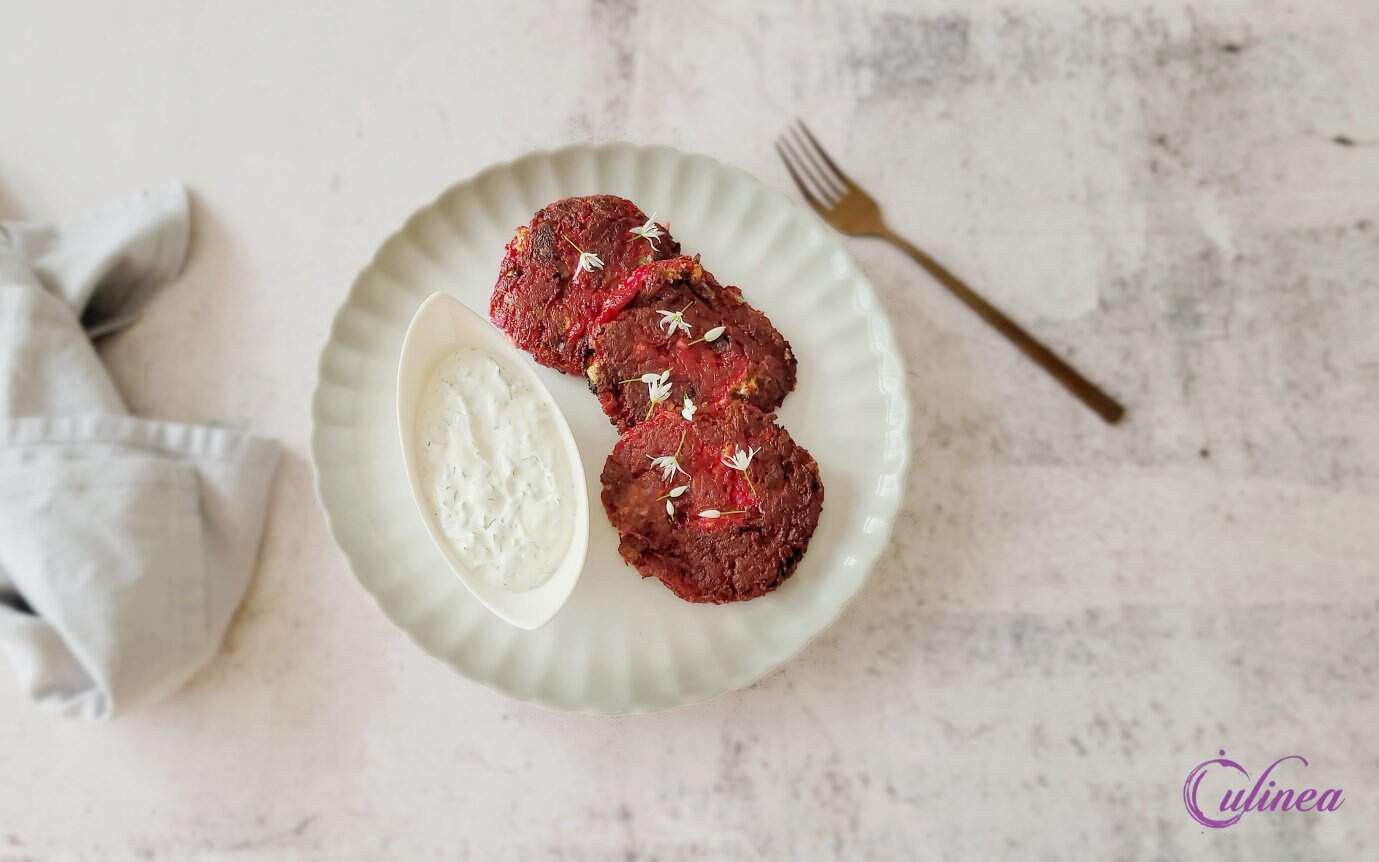Bieten fritters met yoghurtsaus