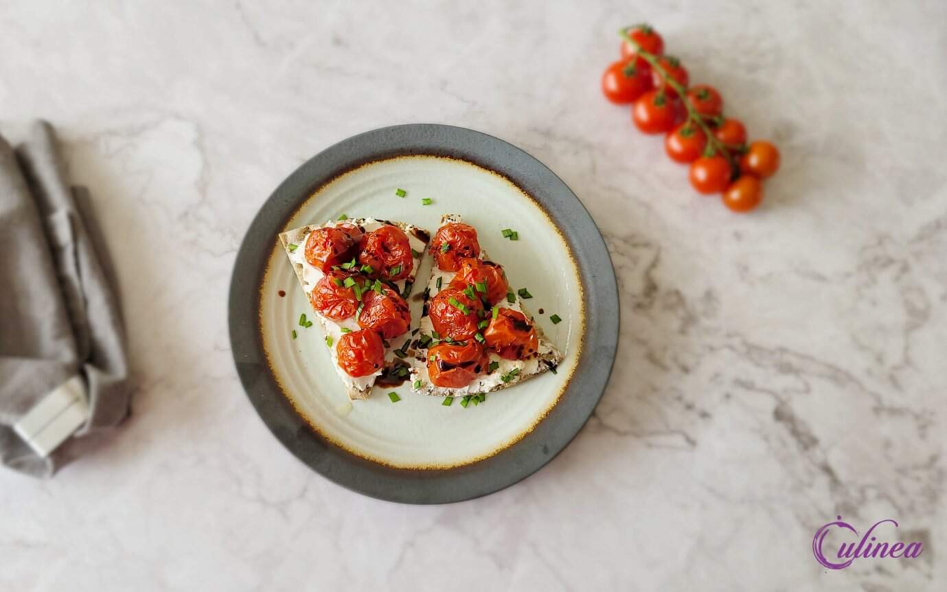 Cracker met geitenkaas en geroosterde tomaatjes