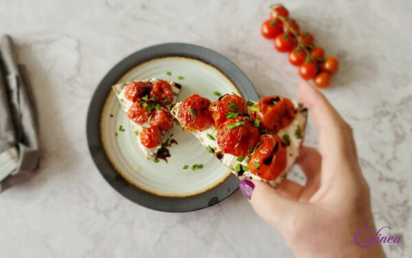 Cracker met geitenkaas en geroosterde tomaatjes