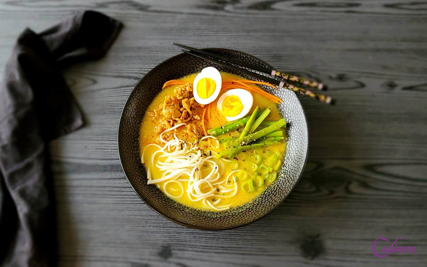 Curry noedelsoep met kipgehakt