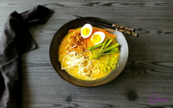 Curry noedelsoep met kipgehakt