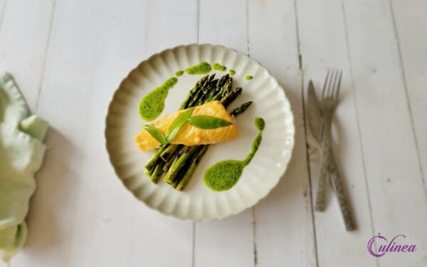 Groene asperges met zalm en daslooksaus