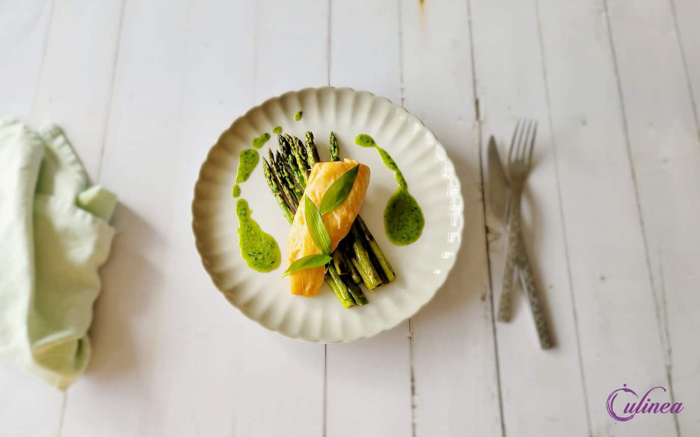 Groene asperges met zalm en daslooksaus