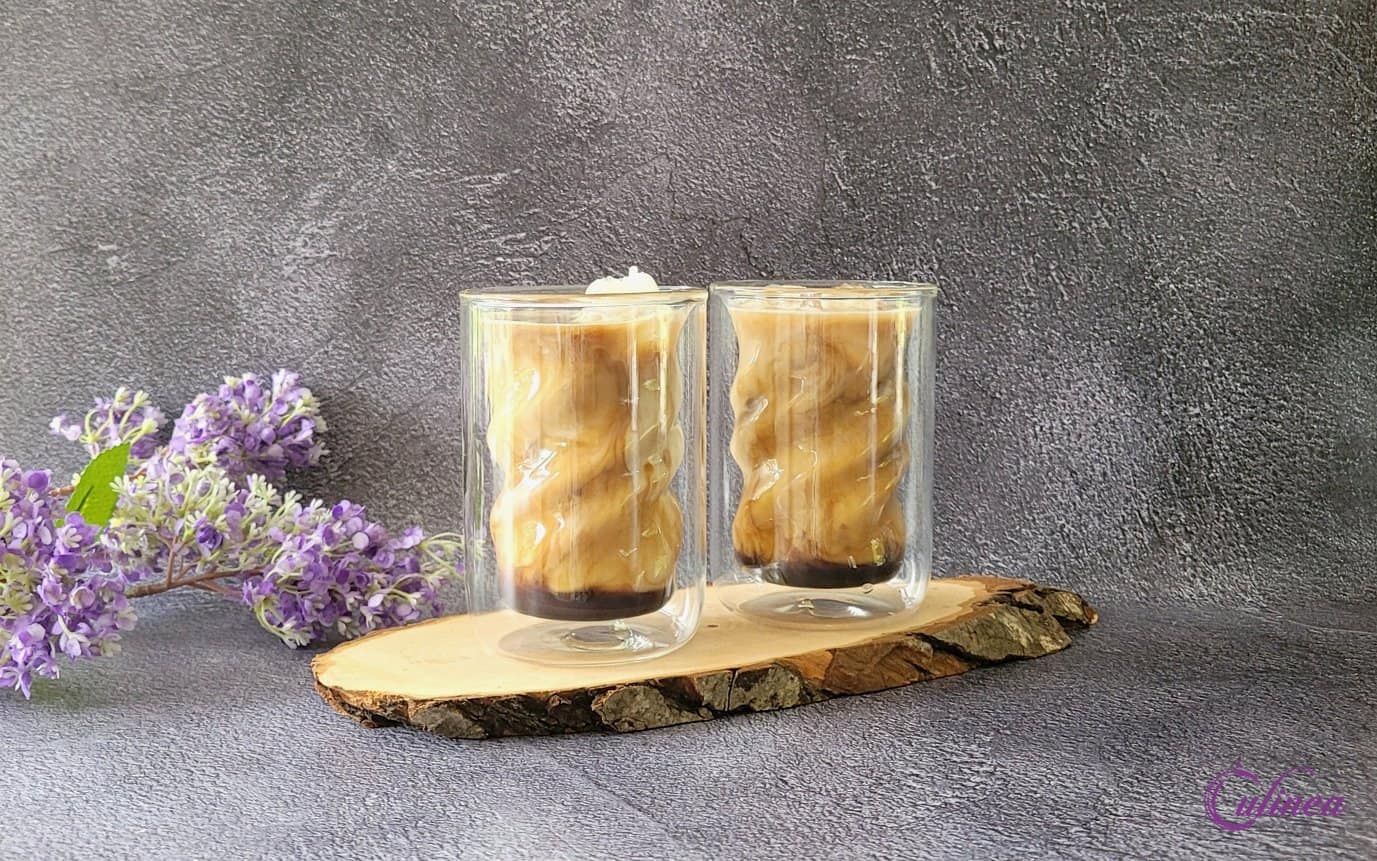 IJskoffie met lavendelsiroop