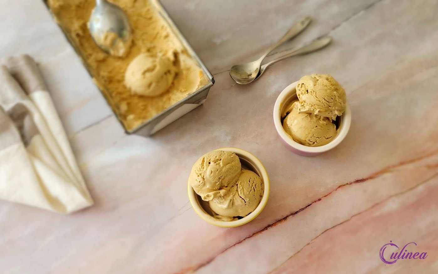 Koffie-ijs met gezouten karamel