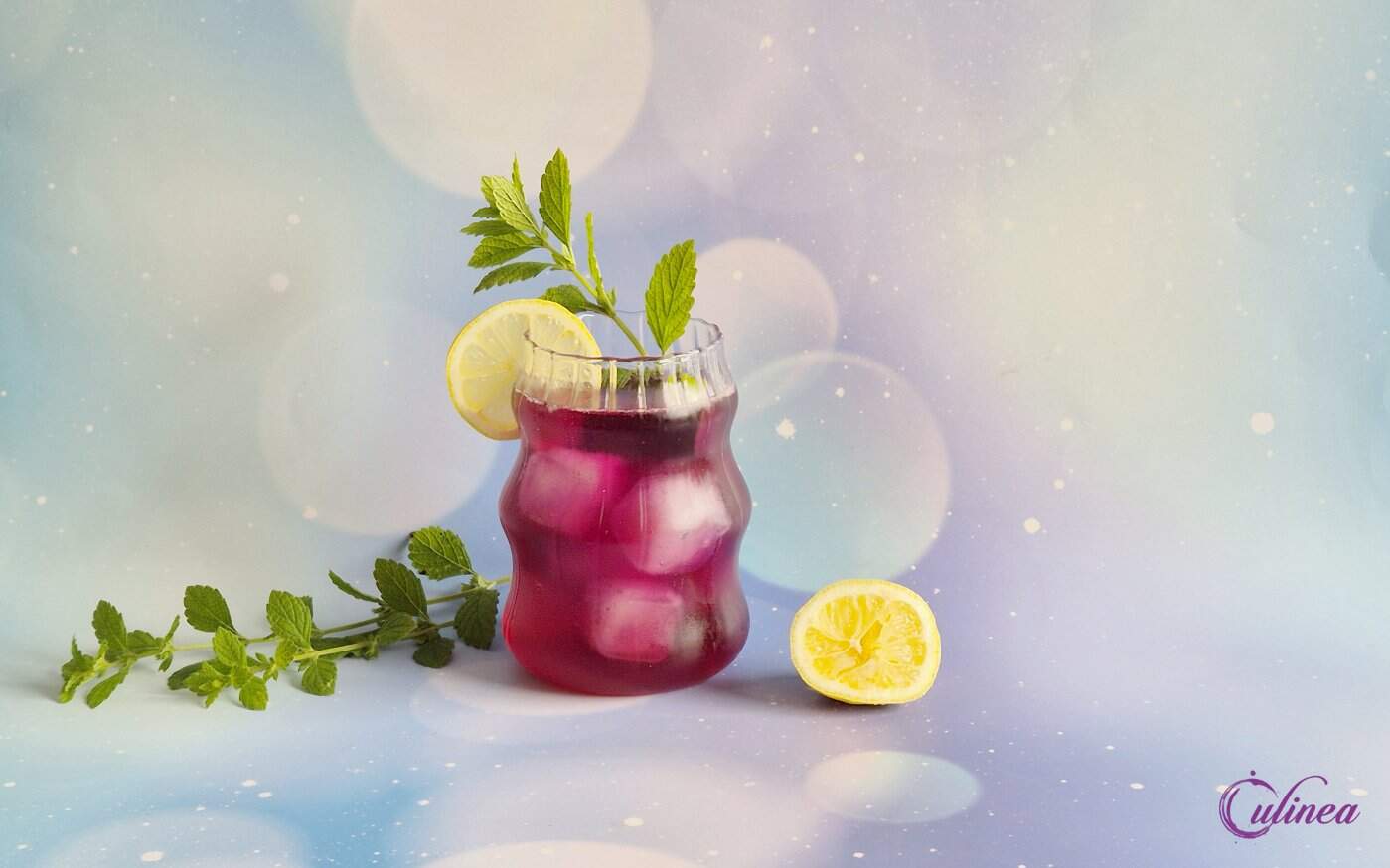 Butterfly pea ijsthee met aardbeiensiroop