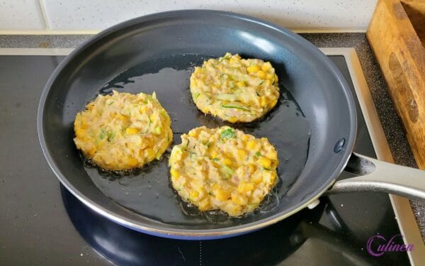 Tonijn en maïsbeignets