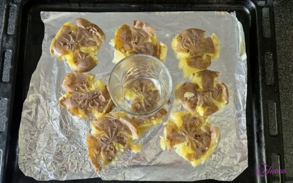 Geplette aardappelen met zwarte knoflook