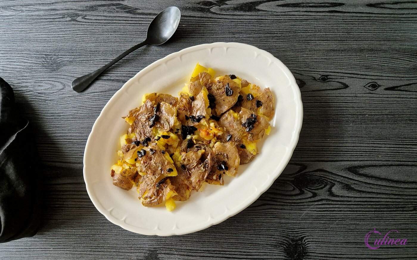 Geplette aardappelen met zwarte knoflook