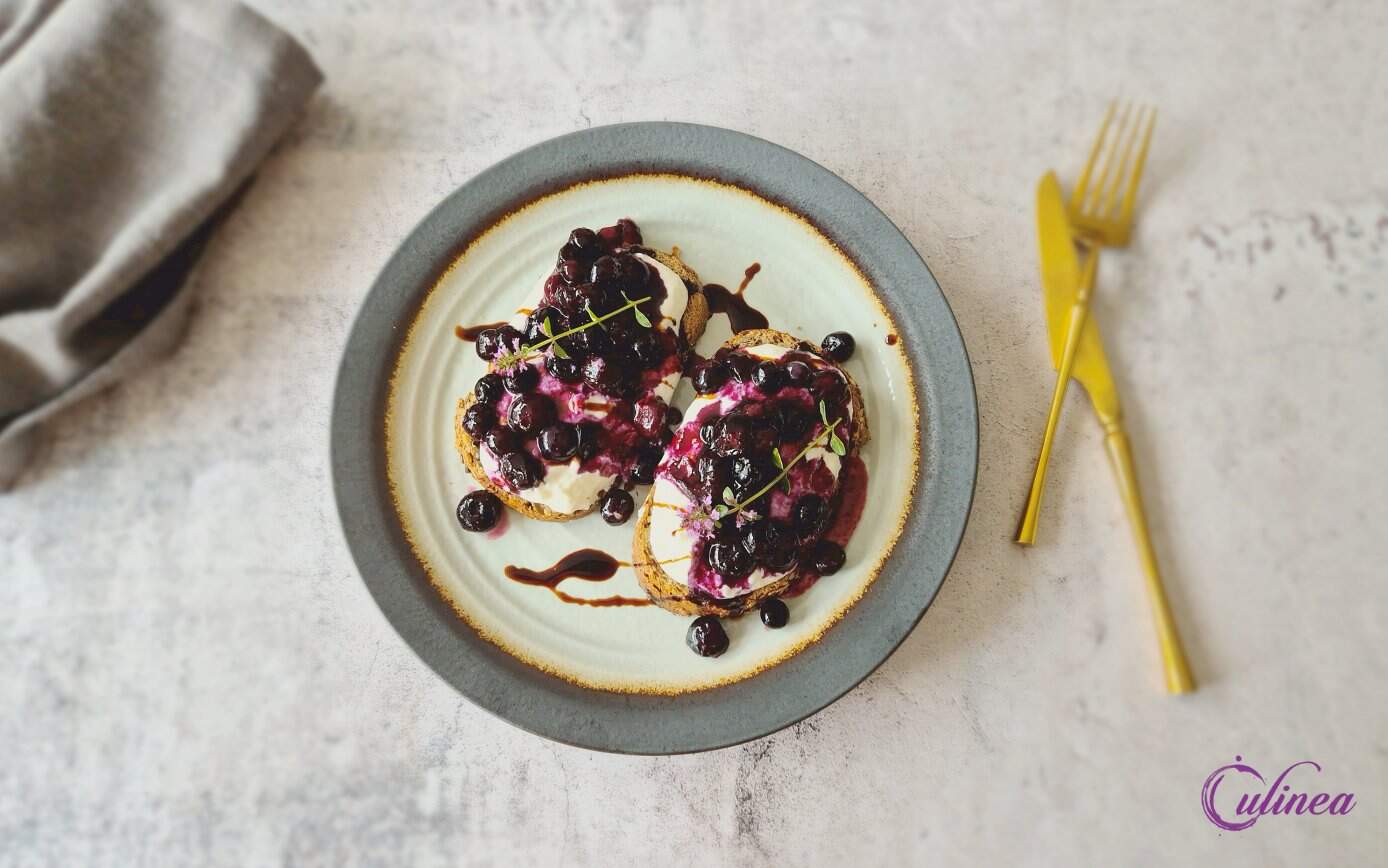 Toast met mozzarella en blauwe bessen