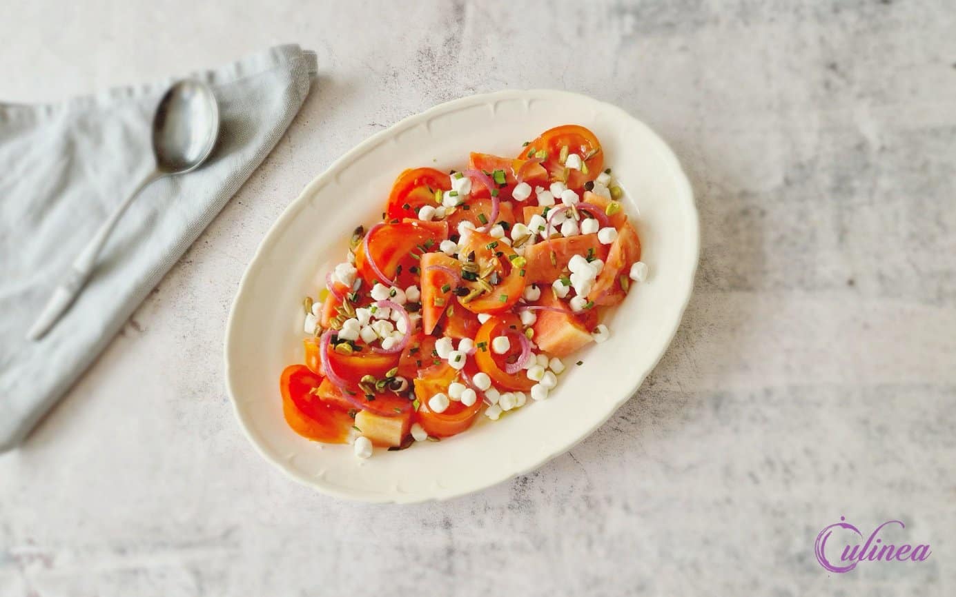Watermeloen en tomatensalade met geitenkaas