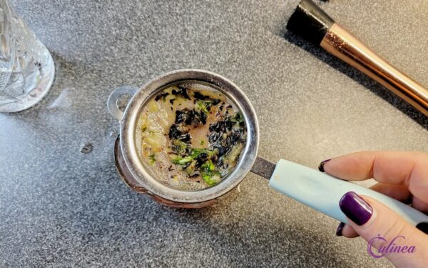 Blauwe bessen basilicum cocktail