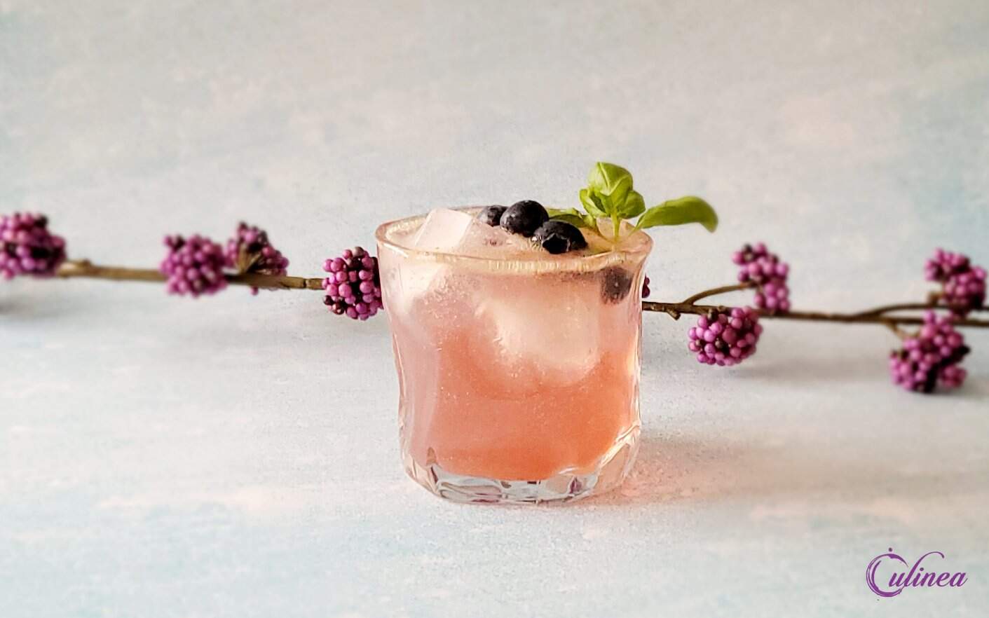 Blauwe bessen basilicum cocktail