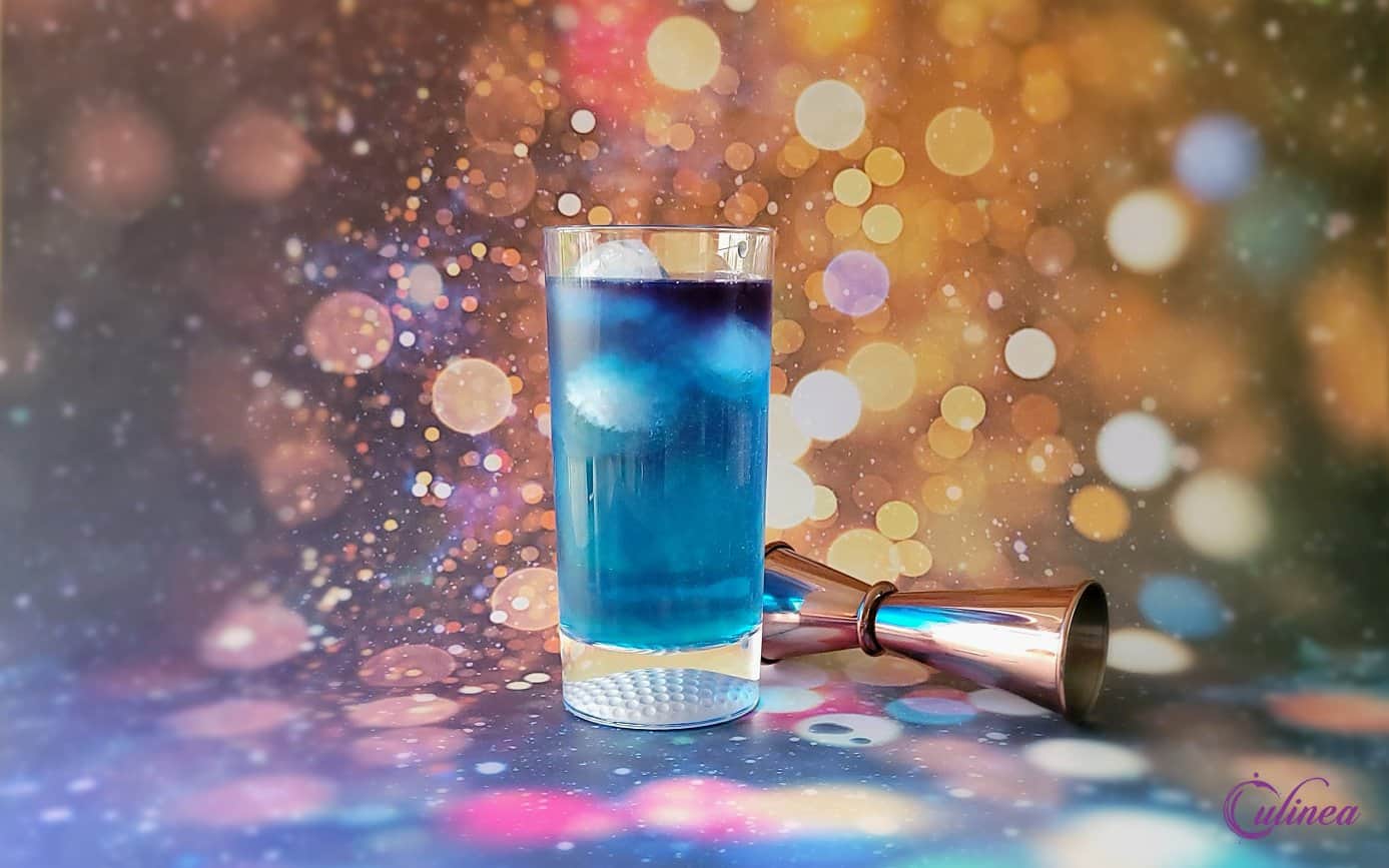 Blue gin-tonic cocktail