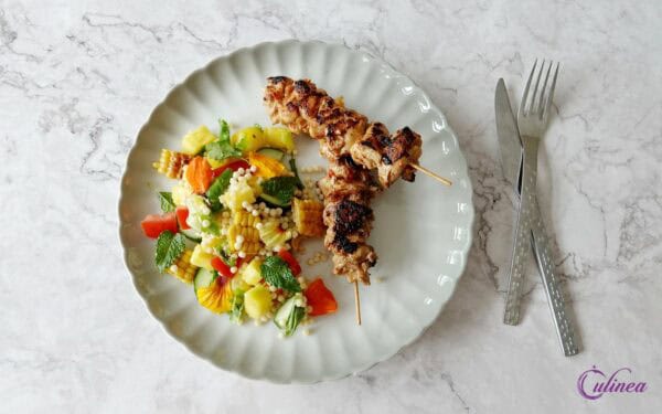 Harissa kipspiesjes met parelcouscoussalade