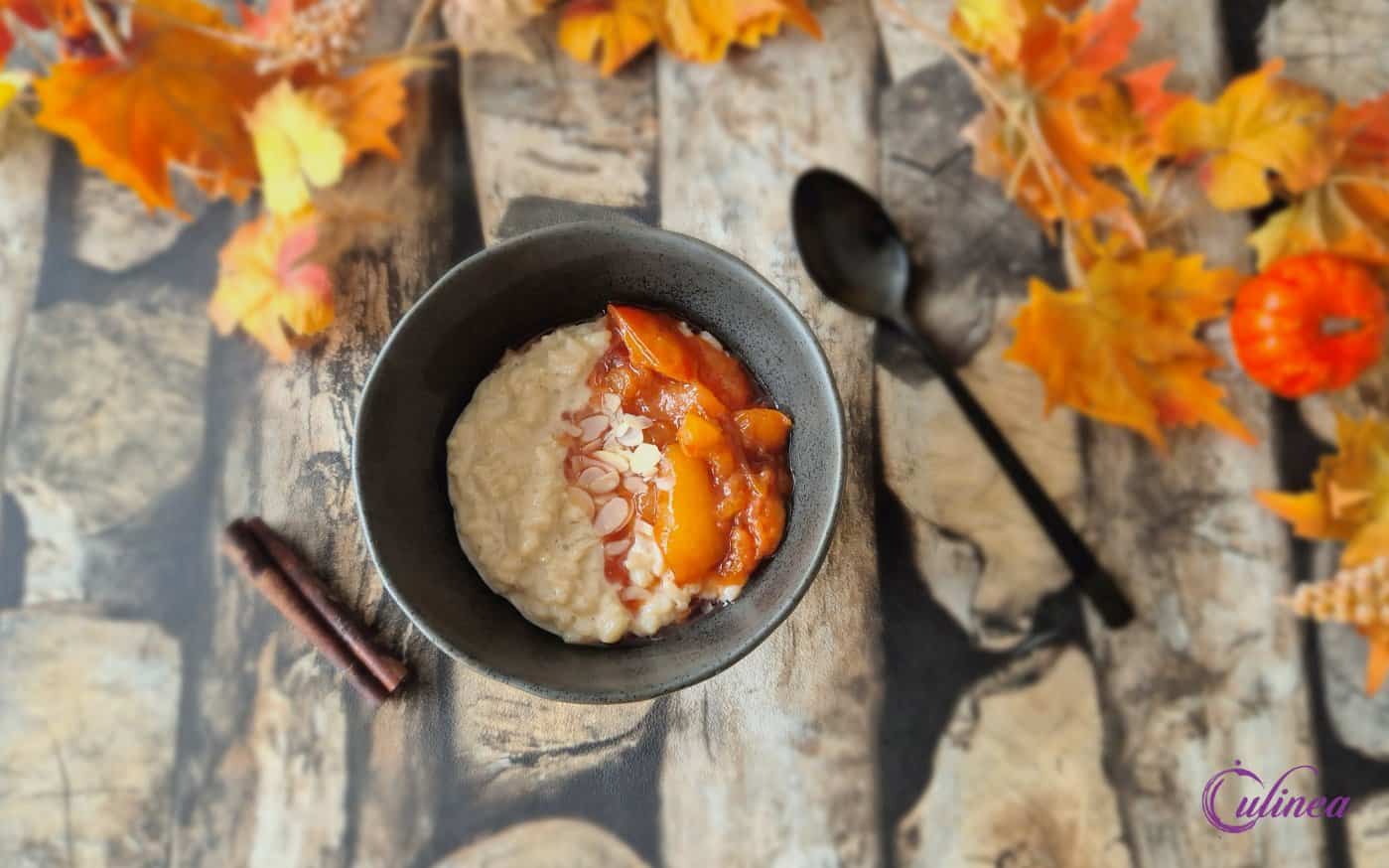 Kardemom rijstpudding met gekruide pruimen