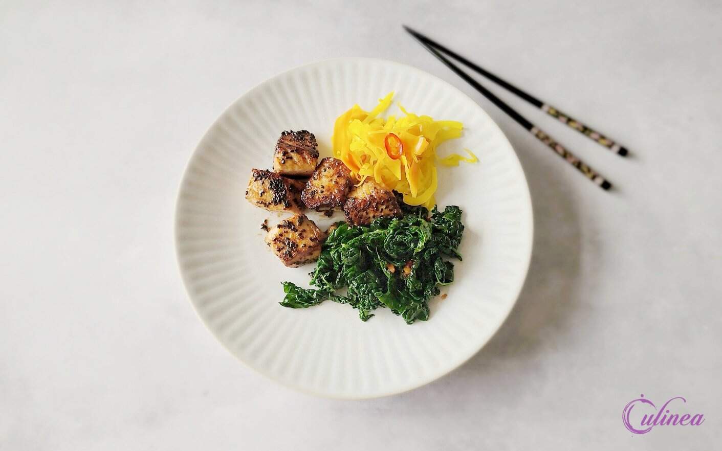 Knapperige sesam zalmblokjes