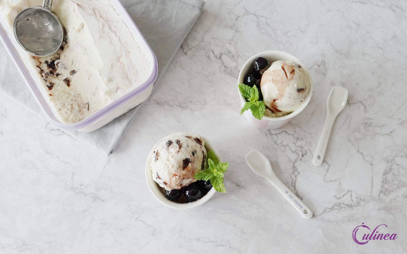 Yoghurtijs met Amarena kersen