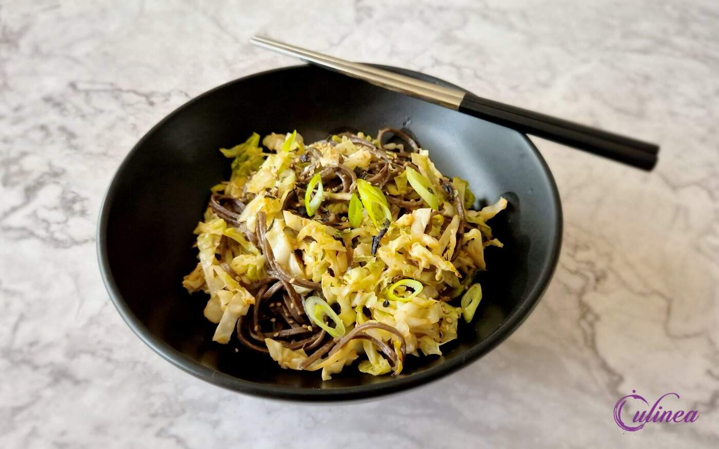 Noedels met savooie spitskool