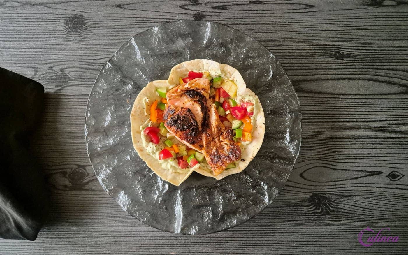 Tortilla met zalm en avocadocrème