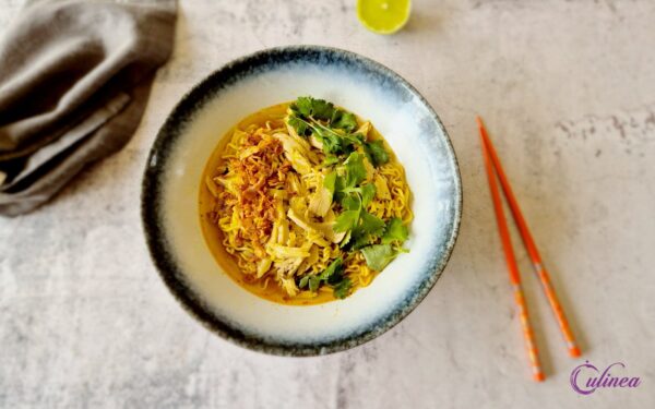 Noedelsoep met kip en kurkuma