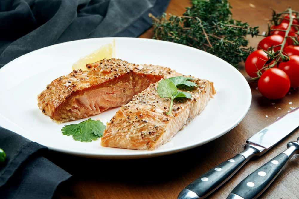 gebakken zalm op een bord