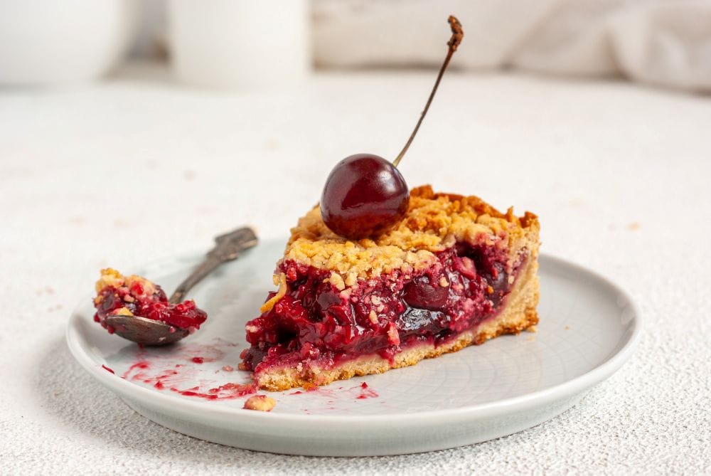 een stuk Cherry Cobbler op een bord