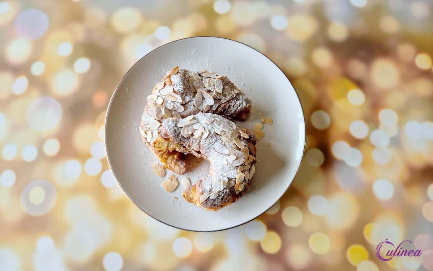 Franse Amandelcroissants op een bord