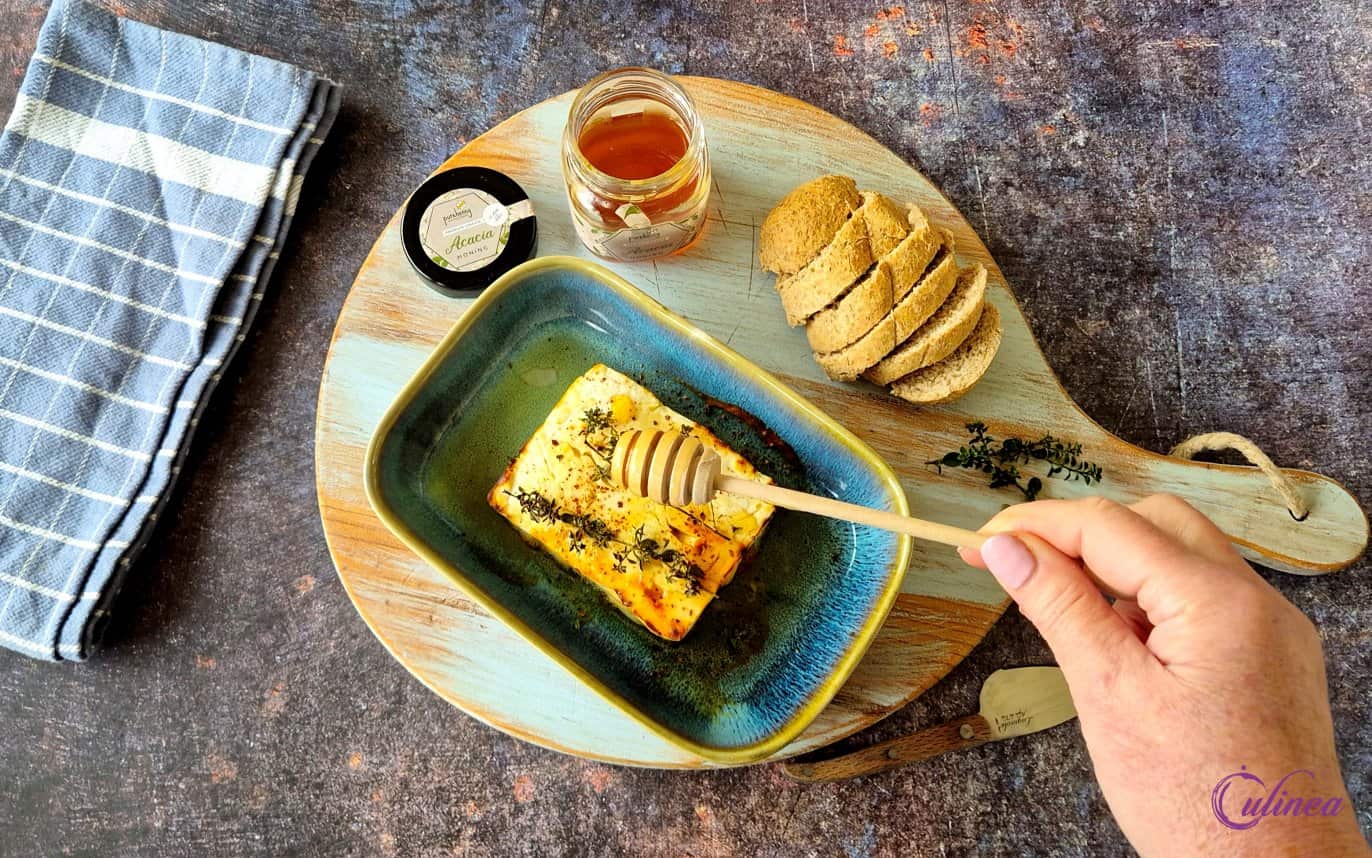 Gebakken Feta met Honing en Tijm op een bord