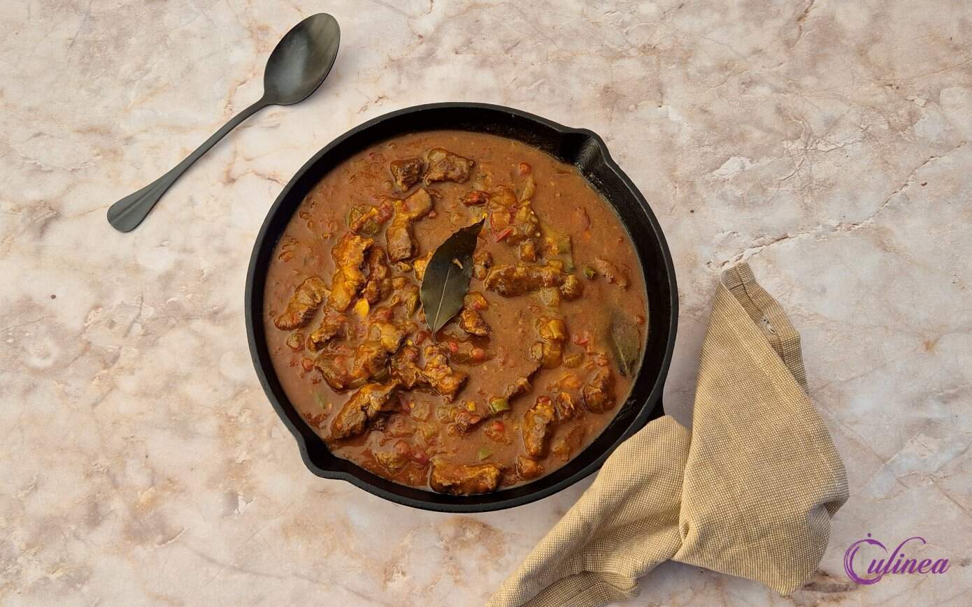 Gestoofd rundvlees op een bord