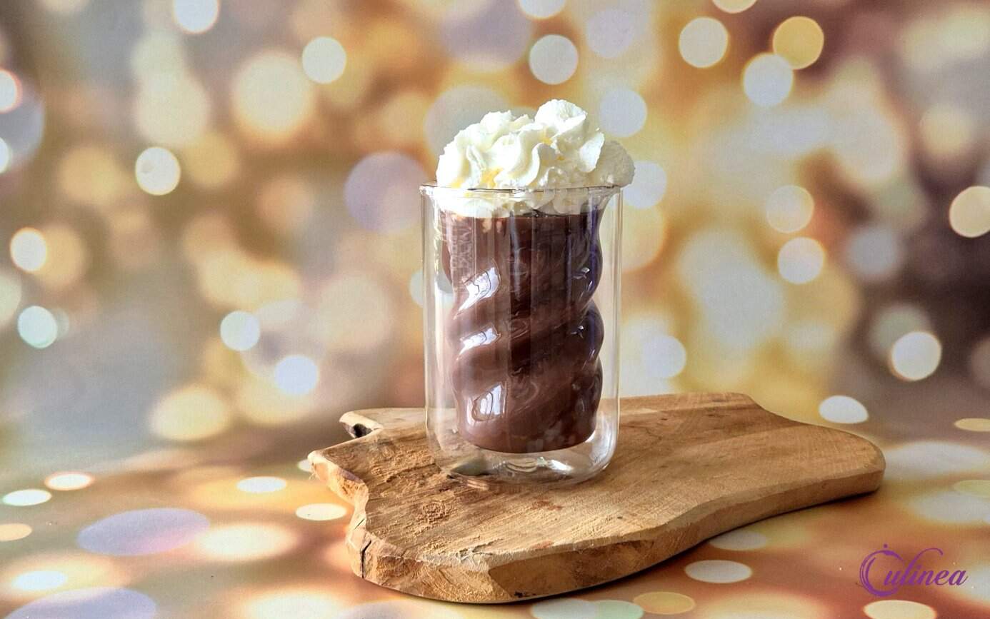 Italiaanse warme chocolademelk in een glas