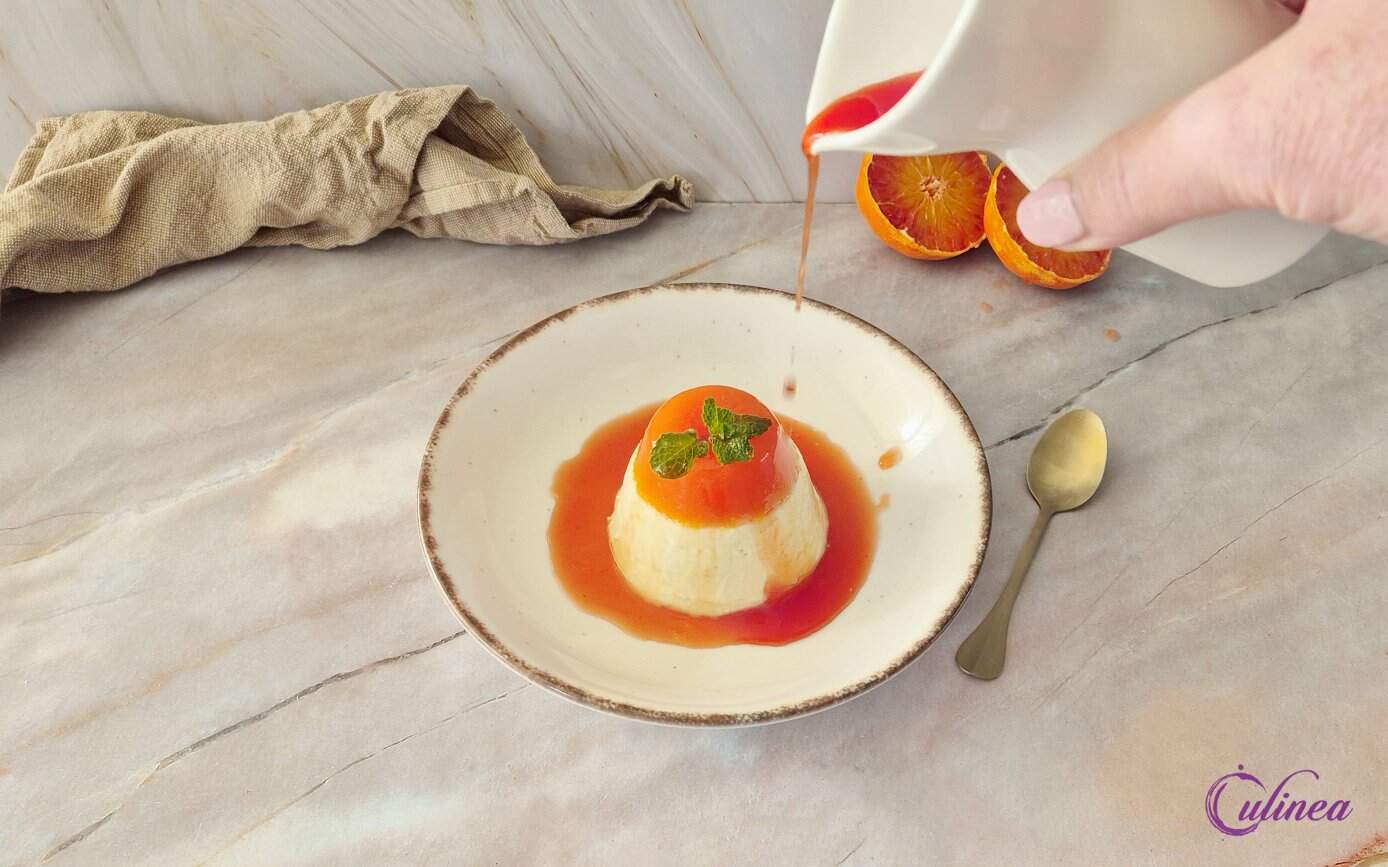 Panna Cotta met Bloedmandarijn op een bord