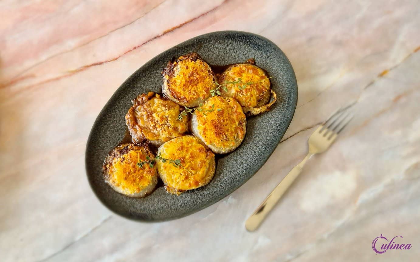 Boterzachte uienringen op een bord