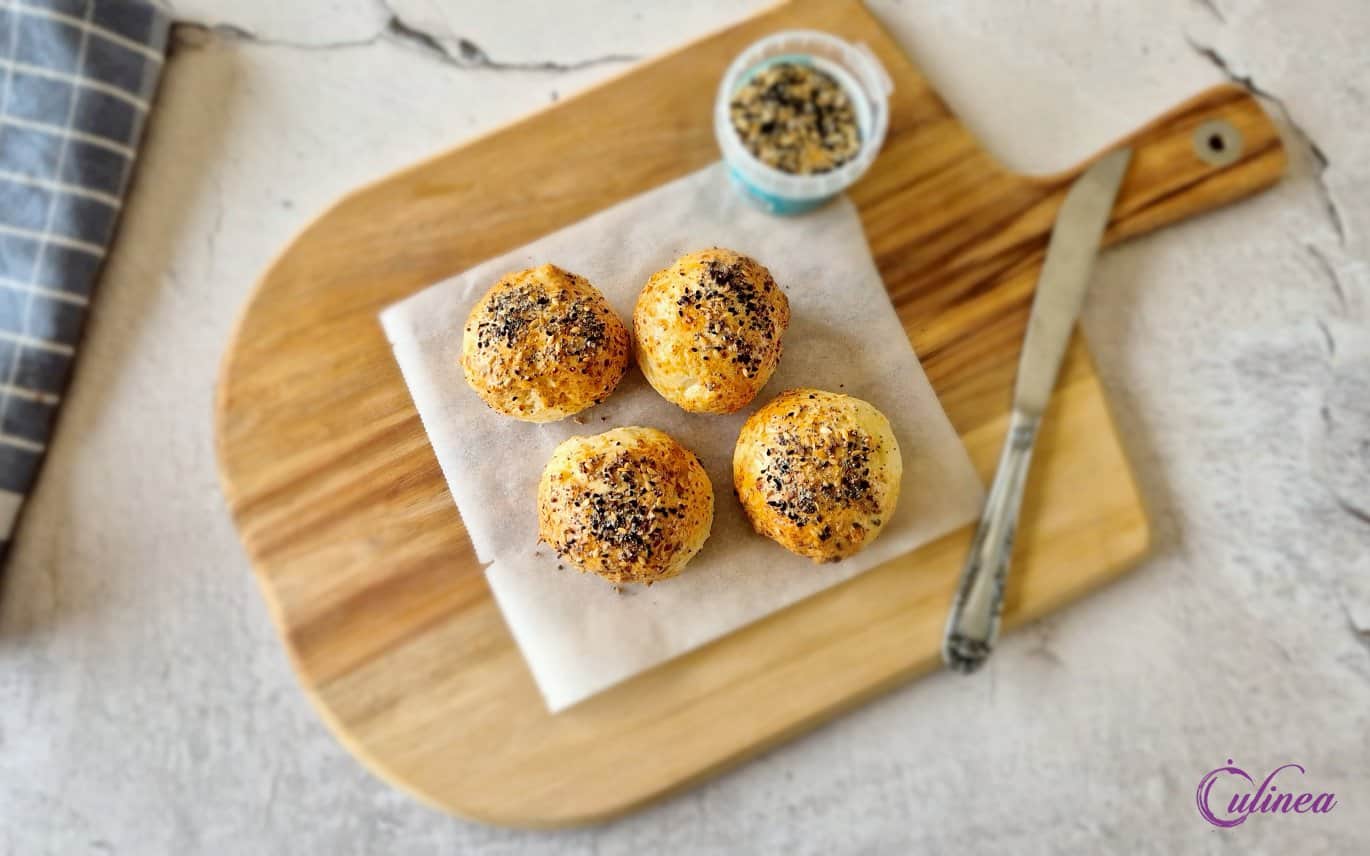 Broodjes gemaakt van cottage cheese op een serveerplank