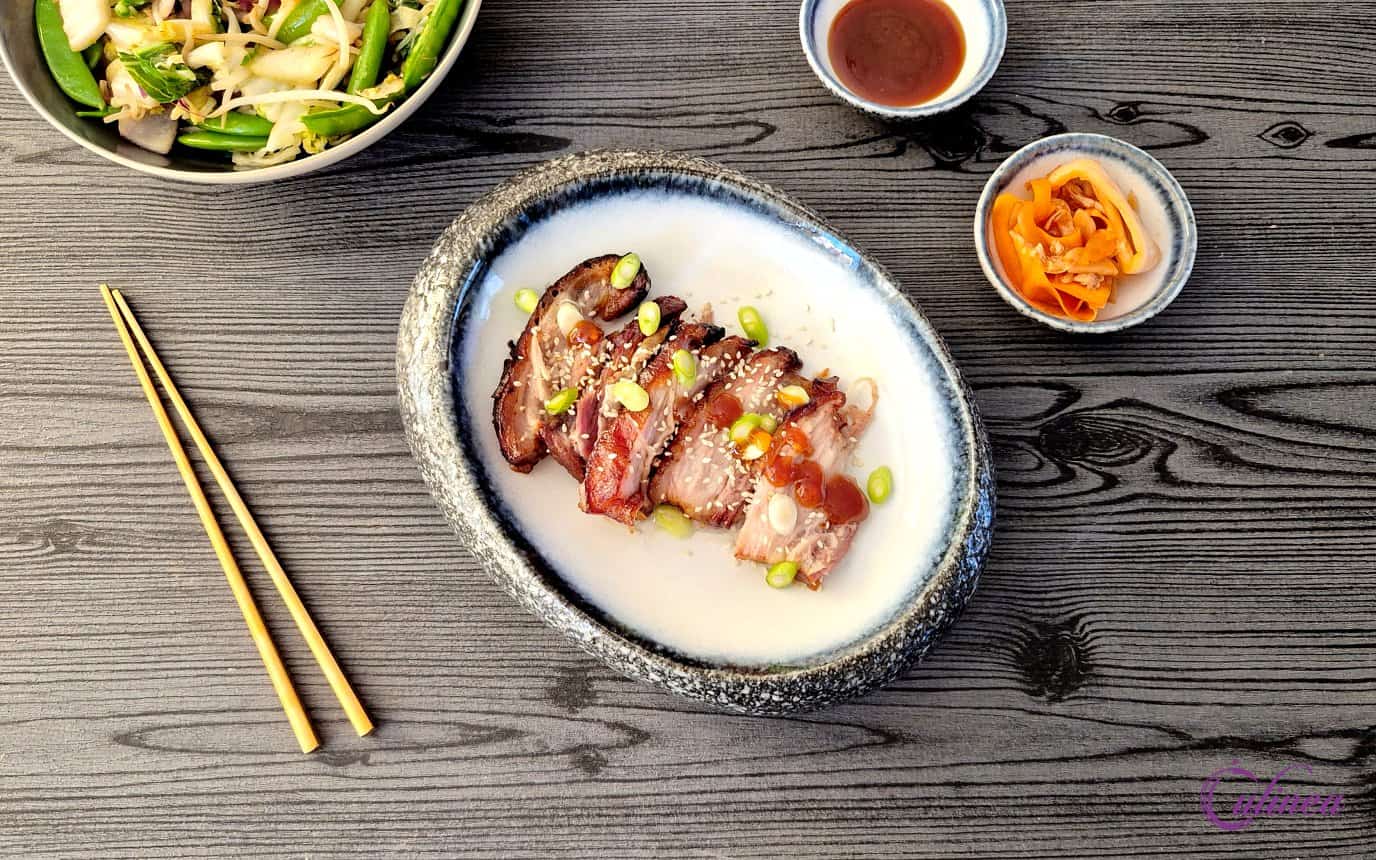 Buikspek-met-Hoisinsaus op een bord