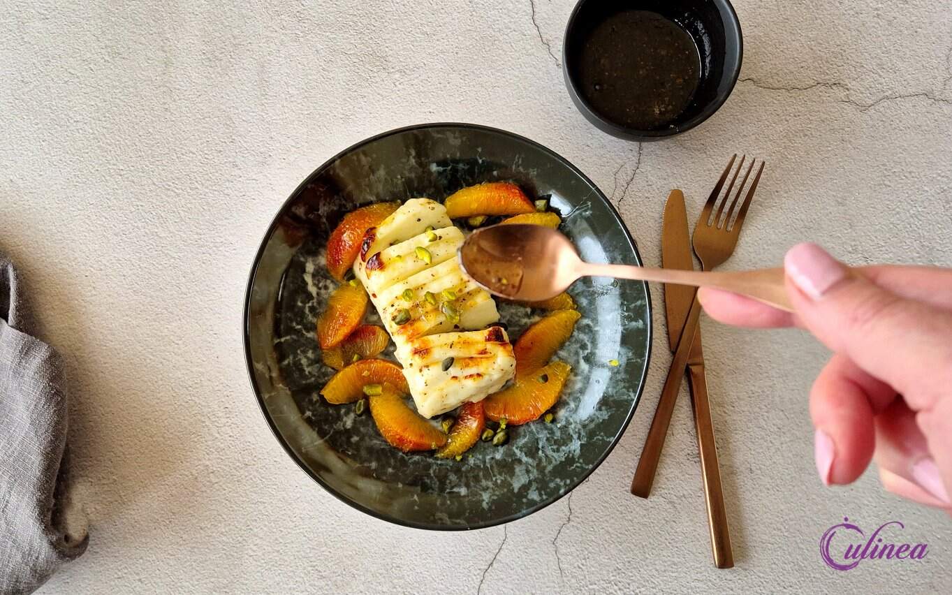 Hasselback-Halloumi-met-Honingop een bord