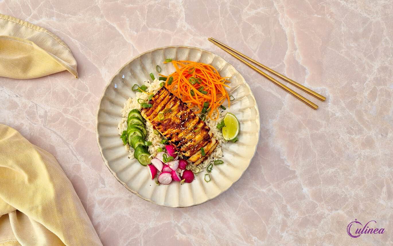 Hasselback Tofu met Miso op een bord