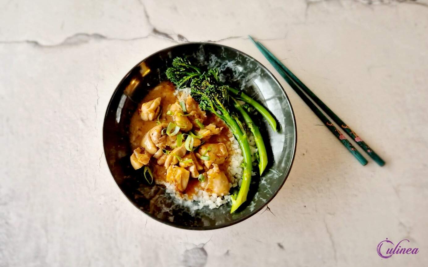 Kip met Sinaasappel Gembersaus op een bord