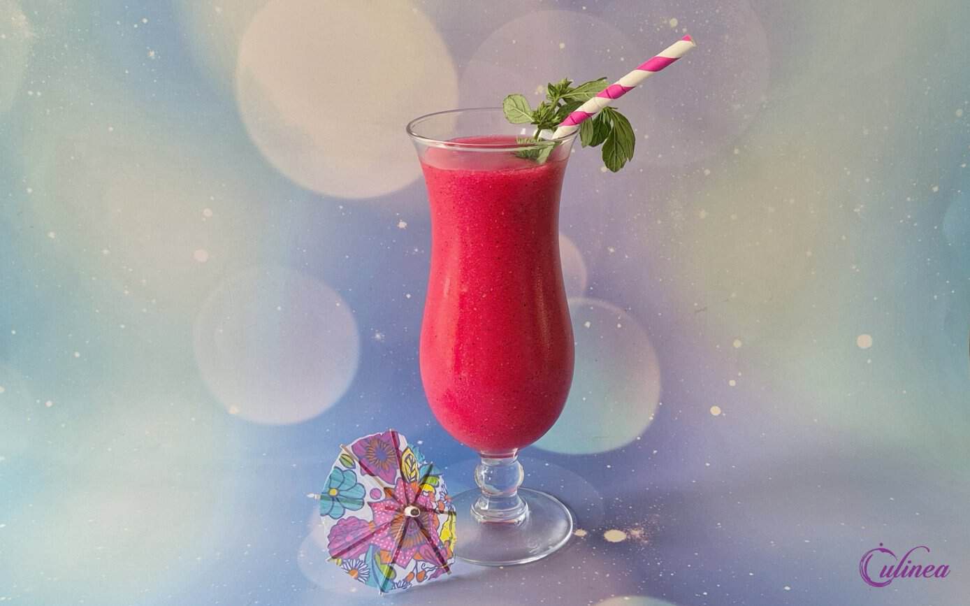 Rode Pitaya Smoothie in een cocktailglas