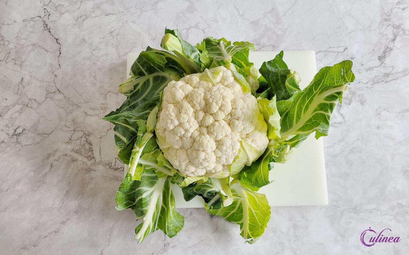 een bloemkool op een tafel