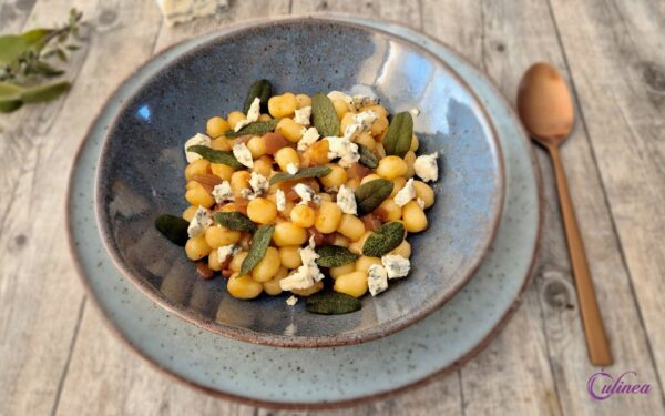 Gnocchi met blauwe kaas en salie