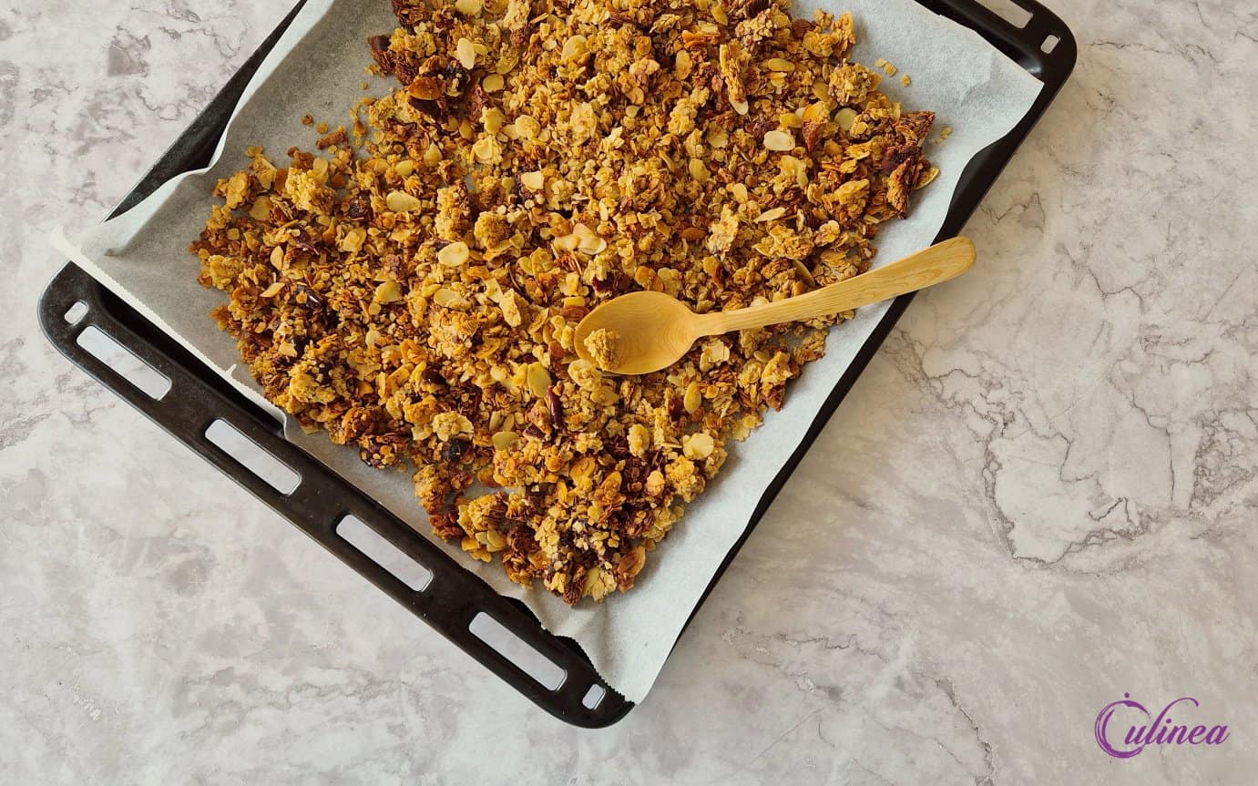 Granola met honing en amandelen op bakpapier
