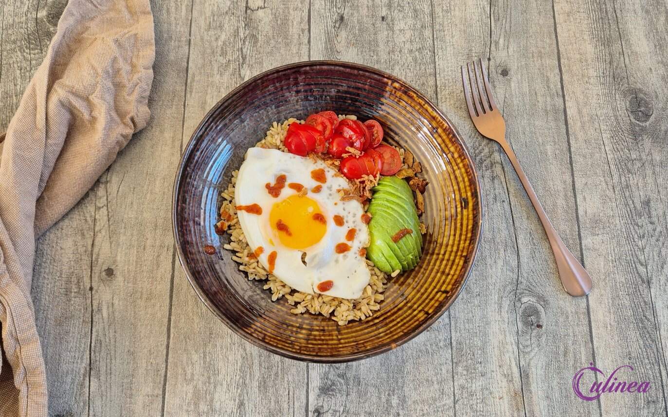 Haverrijst met gebakken ei op een bord